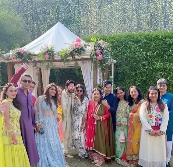 সাদা গোলাপি থিমেই সেজে উঠেছিল বি-টাউনের হাই প্রোফাইল এই সেলেবদের বিয়ের মণ্ডপ।