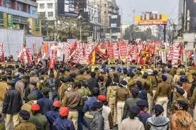 Gazipur Border Delhi UP Border Farmer Protestors asked vacate site Delhi Gazipur confrontation builds up গাজিপুর সীমান্ত রাতেই খালি করতে নির্দেশ উত্তরপ্রদেশ সরকারের, সরব না, জানিয়ে দিলেন টিকায়েত, কৃষকদের পাশে, ট্যুইট  রাহুলের