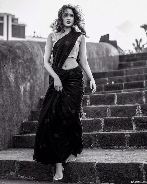 সোশাল মিডিয়ায় বেশ অ্যাক্টিভ প্রজ্ঞা। মির্চি লান্তি কুরাদু, জয়া জানকী নায়াকা ছবিত অভিনয় করেন তিনি। 