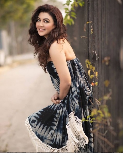 বাংলাদেশী ছবির পাশাপাশি বাংলা ছবিতেও সমানভাবে অভিনয় করেন জয়া আহসান। 