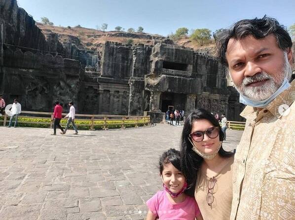 স্ত্রী মিথিলা ও কন্যা আইরাকে নিয়ে অজন্তা, ইলোরা ঘুরতে গিয়েছিলেন পরিচালক সৃজিত মুখোপাধ্যায়। 