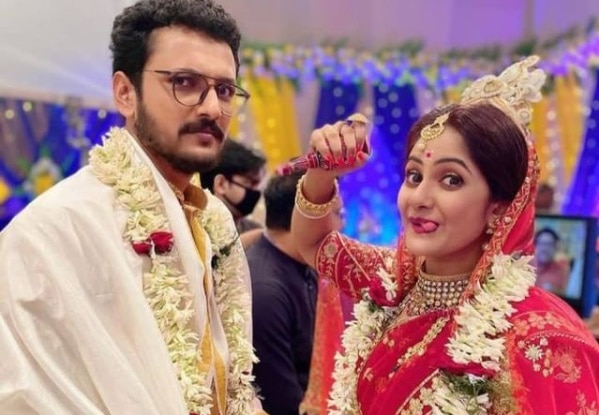 তিনি 'খড়কুটো'র সৌজন্য। আবার তাঁর জনপ্রিয়তা 'ক্রেজি' ডাকেও। সেই সৌজন্যর হাতেই এবার রাজনৈতিক দলের পতাকা। শুক্রবার আনুষ্ঠানিক ভাবে BJP তে যোগ দিলেন তিনি। 