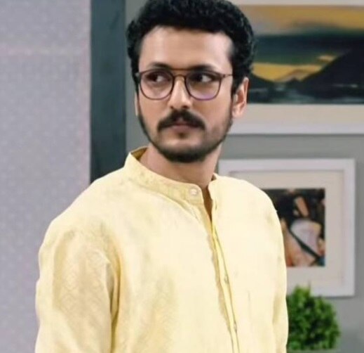  রাজনীতিতে আসার ইচ্ছে কৌশিকের বহুদিনের। সেই ইচ্ছেপূরণেরই এটা সবথেকে ভাল সময় মনে করছেন তিনি। আশা, গেরুয়া শিবিরে গিয়ে তিনি মানুষের জন্য কাজ করতে পারবেন।  