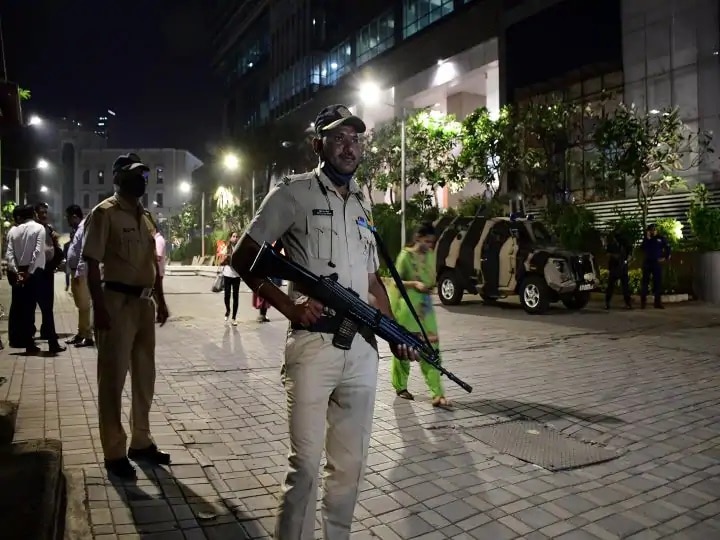 Delhi blast terrorists flew away by throwing a packet from moving car near Israeli embassy ‘এটা ট্রেলার’, চলন্ত গাড়ি থেকে ইজরায়েলি দূতাবাসের সামনে প্যাকেট ছুঁড়ে পালায় দিল্লি বিস্ফোরণে অভিযুক্তরা