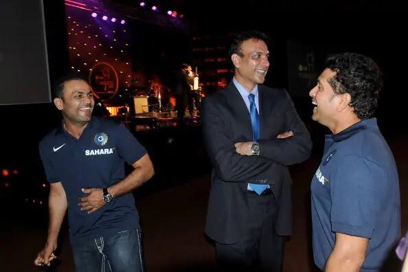 Ex-Indian opening batsman virender sehwag sings kaise bataey while batting hits the next ball for a six watch this hilarious video 'ক্যায়সে বতায়ে..' গানের কলি গাইতে গাইতেই মাঠের বাইরে বল পাঠালেন সহবাগ, দেখুন মজাদার ভিডিও