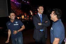 'ক্যায়সে বতায়ে..' গানের কলি গাইতে গাইতেই মাঠের বাইরে বল পাঠালেন সহবাগ, দেখুন মজাদার ভিডিও