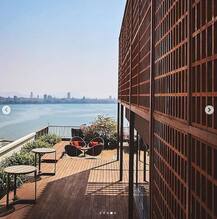 মুম্বই সমুদ্রতীরে জুহি চাওলার প্রাসাদোপম বাড়ি, দেখুন