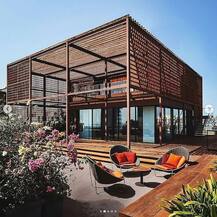 মুম্বই সমুদ্রতীরে জুহি চাওলার প্রাসাদোপম বাড়ি, দেখুন