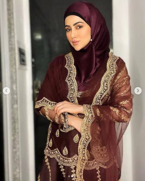 উল্লেখ্য, গত বছরের অক্টোবরে সানা খান ফিল্ম ইন্ডাস্ট্রিকে বিদায় জানানোর ঘোষণা করেছিলেন।