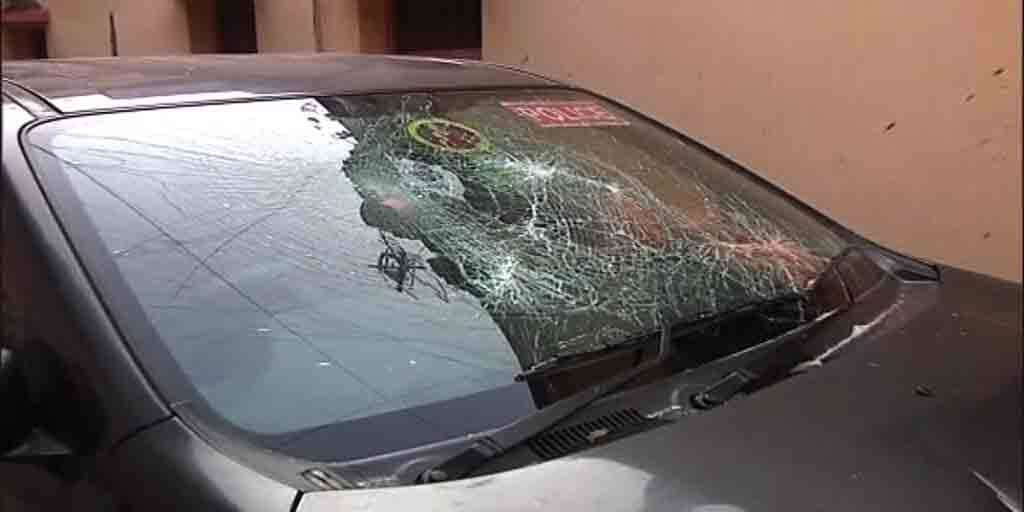 প্রকাশ্যে 'মদ্যপান' নিয়ে ধুন্ধুমার চক্রবেড়িয়ায়, প্রতিবাদীকে 'মারধর', গাড়ি ভাঙচুর, পাল্টা লাঠিচার্জ পুলিশের Kolkata Chakraberia Local People Clash Over Alleged Open Liquor Drinking Protester Thrashed Car Vandalized Police Lathicharge প্রকাশ্যে 'মদ্যপান' নিয়ে ধুন্ধুমার চক্রবেড়িয়ায়, প্রতিবাদীকে 'মারধর', গাড়ি ভাঙচুর, পাল্টা লাঠিচার্জ পুলিশের