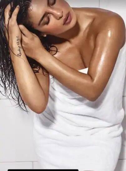 কিছুদিন আগে নতুন হেয়ার কেয়ার প্রোডাক্ট বাজারে এসেছে। তার জন্য এই ফটোশ্যুট করেন। 