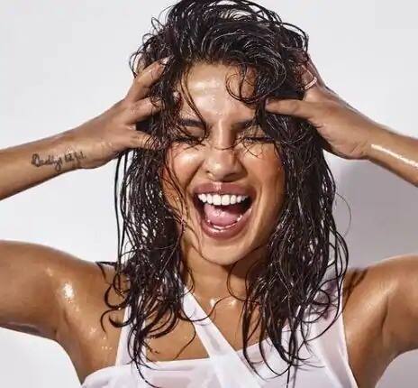 অভিনেত্রী তথা প্রাক্তন বিশ্ব সুন্দরী দিনকয়েক আগে ফটোশ্যুট করেন। প্রিয়ঙ্কার চোখ ধাঁধানো ছবি মুগ্ধ করেছে নেটিজেনদের। 