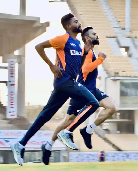 ভারতীয় দলে বিভিন্ন বয়সের খেলোয়াড়রা আছেন। বিরাট, রাহানের পাশাপাশি আছেন সিরাজও। 