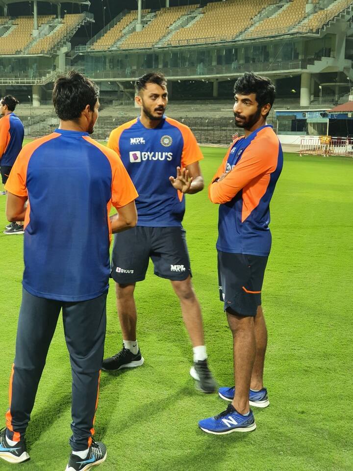 দলের বোলারদের কনফারেন্স বসেছে। অক্ষর প্যাটেলের সঙ্গে কথা বলছেন জসপ্রীত বুমরাহ। কোহলির অত্যন্ত ভরসা যোগ্য দুই ব্যক্তি। 