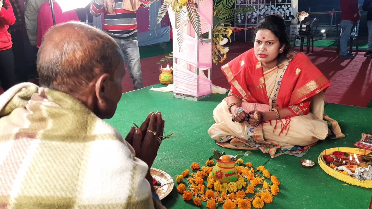 উজ্জল নজির: রায়গঞ্জে বিয়ের অনুষ্ঠানে পৌরহিত্যের দায়িত্ব সামলালেন মহিলা