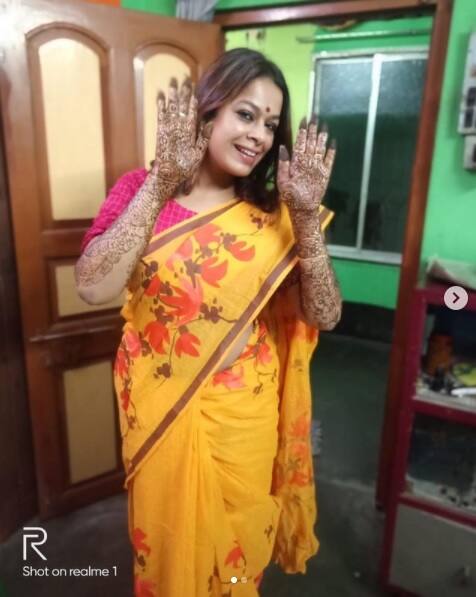 গতকাল রাতেই মেহেন্দিতে হাত রাঙিয়ে ছবি শেয়ার করছিলেন গায়িকা। আজই বসছে তাঁর বিয়ের আসন।