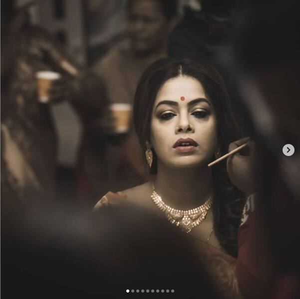 রেজিস্ট্রি বিবাহের কিছু ছবিও শেয়ার করেছেন ইমন। 