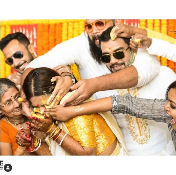 'গায়ে হলুদ এমনই হয়', ক্যাপশানের উপচে পড়ছে খুশি। গঙ্গার ধারে বসেছে বিয়ের আসর। আজ সুরের বাঁধনে বাঁধা পড়ছেন ইমন চক্রবর্তী ও নীলাঞ্জন ঘোষ। 