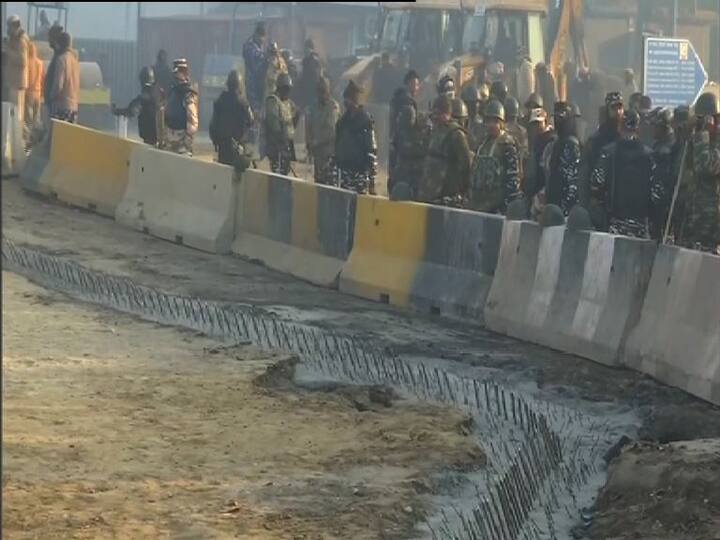 লালকেল্লা কাণ্ডে জড়িত থাকার অভিযোগে ৮৪ জনকে গ্রেফতার করেছে দিল্লি পুলিশ। উল্লেখ্য, সেপ্টেম্বর মাসে সংসদে পাশ হয় ৩ কৃষি আইন। ইতিমধ্যে কেন্দ্রের সঙ্গে ১১ দফায় বৈঠক হয়েছে কৃষকদের। তাতে মেলেনি কোনও সমাধান সূত্র। কেন্দ্রের সঙ্গে শর্তসাপেক্ষে বৈঠকে রাজি বলে জানিয়েছেন কৃষক নেতা রাকেশ টিকাইত।