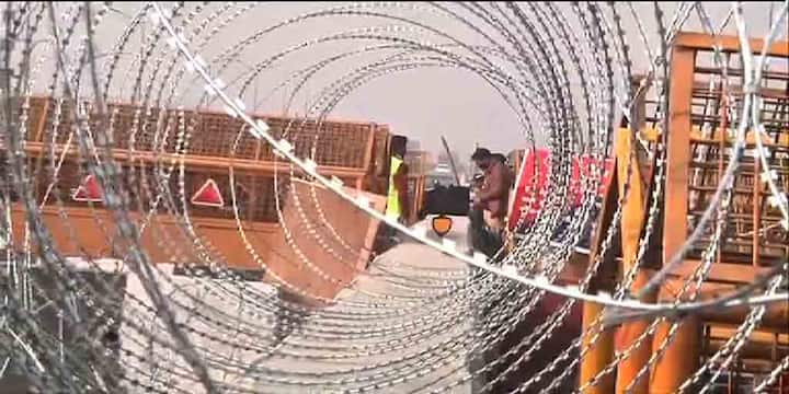 ঘটনার তীব্র নিন্দা করেছেন রাহুল ও প্রিয়ঙ্কা গাঁধী। প্রিয়ঙ্কা গাঁধী ট্যুইটে সরাসরি নরেন্দ্র মোদিকে প্রশ্ন ছুড়ে দিয়েছেন। তিনি লিখেছেন, “প্রধানমন্ত্রীজি, কৃষকদের বিরুদ্ধে কি যুদ্ধ ঘোষণা করলেন?” রাহুল  ট্যুইটে লিখেছেন, “সেতু তৈরি করুন।  দেওয়াল নয়!”