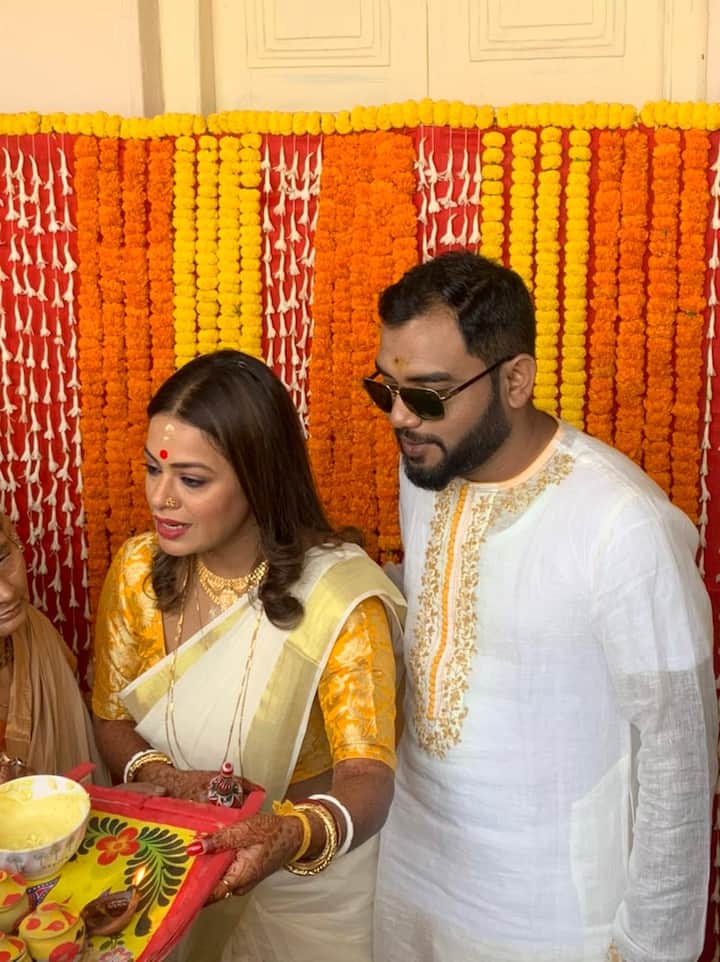 আজ সন্ধ্যায় বাঙালি রীতি মেনেই সাতপাকে বাঁধা পড়বেন এই সুরেলা জুটি।