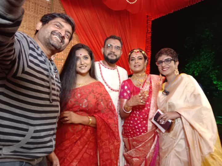 সঙ্গীতশিল্পীর বিয়ের সন্ধেয় বসেছিল চাঁদের হাট। কনের সঙ্গে গানের জগতের দুই নক্ষত্র - উপল ও সোমলতা।