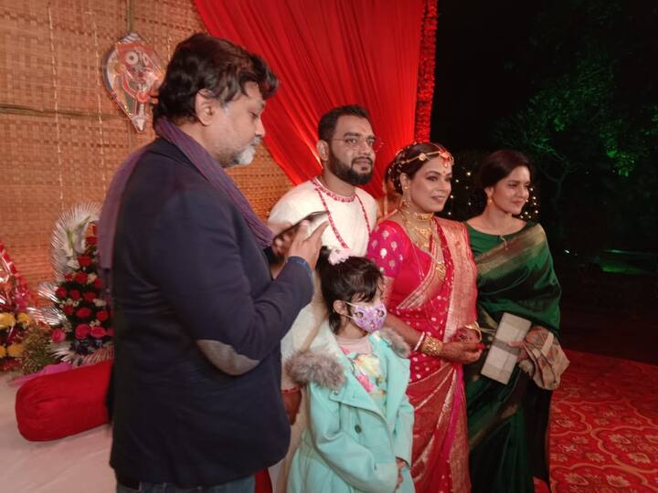 বিয়ের আসরে পরিচালক সৃজিত মুখোপাধ্যায়, স্ত্রী মিথিলা ও কন্যা। 