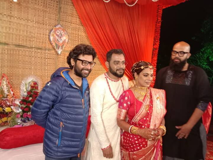 শিল্পী জয় সরকার ও ফ্যাশন ডিজাইনার অভিষেক রায়ের সঙ্গে নবদম্পতি। যুগলের সাজের দায়িত্বে ছিলেন অভিষেকই। 