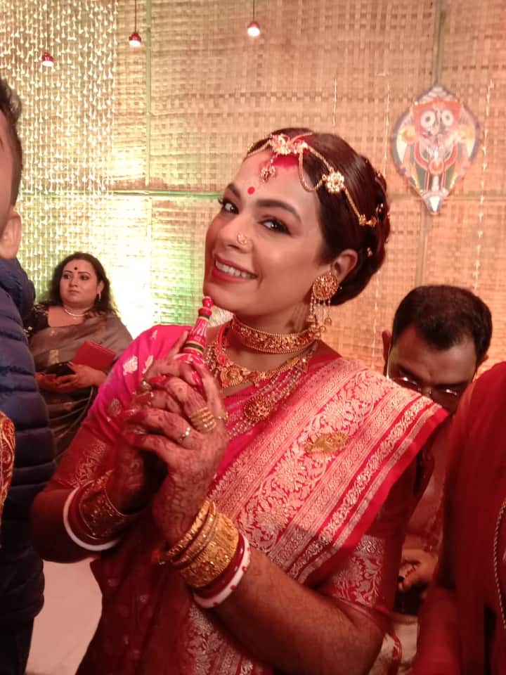 সঙ্গীতশিল্পী ইমনের শুভ পরিণয়। বিয়ের সাঁঝের সাজে চোখ ধাঁধিয়ে দিলেন গায়িকা। 