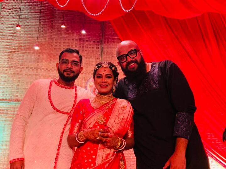 অভিষেকের সঙ্গে নতুন বর-কনে।