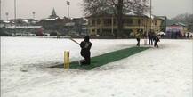 Ice Cricket Championship Photos: বরফে মোড়া উপত্যকা, তার মধ্যেই ম্যাট বিছিয়ে চলছে ক্রিকেট টুর্নামেন্ট!