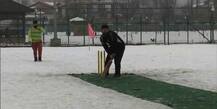 Ice Cricket Championship Photos: বরফে মোড়া উপত্যকা, তার মধ্যেই ম্যাট বিছিয়ে চলছে ক্রিকেট টুর্নামেন্ট!