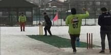 Ice Cricket Championship Photos: বরফে মোড়া উপত্যকা, তার মধ্যেই ম্যাট বিছিয়ে চলছে ক্রিকেট টুর্নামেন্ট!