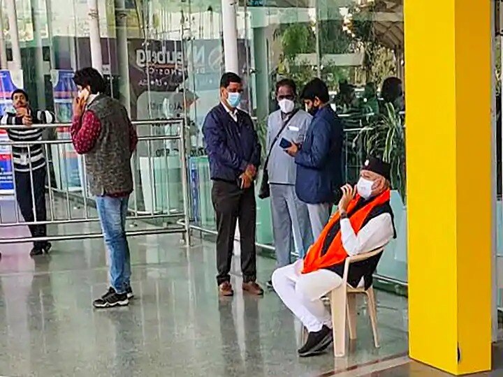 PM Modi Brother Prahlad Modi Holds Dharna At Lucknow Airport UP Police detains supporters Prahlad Modi Holds Dharna: লখনউ বিমানবন্দরে ধর্নায় প্রধানমন্ত্রীর ভাই প্রহ্লাদ মোদি, কেন জেনে নিন