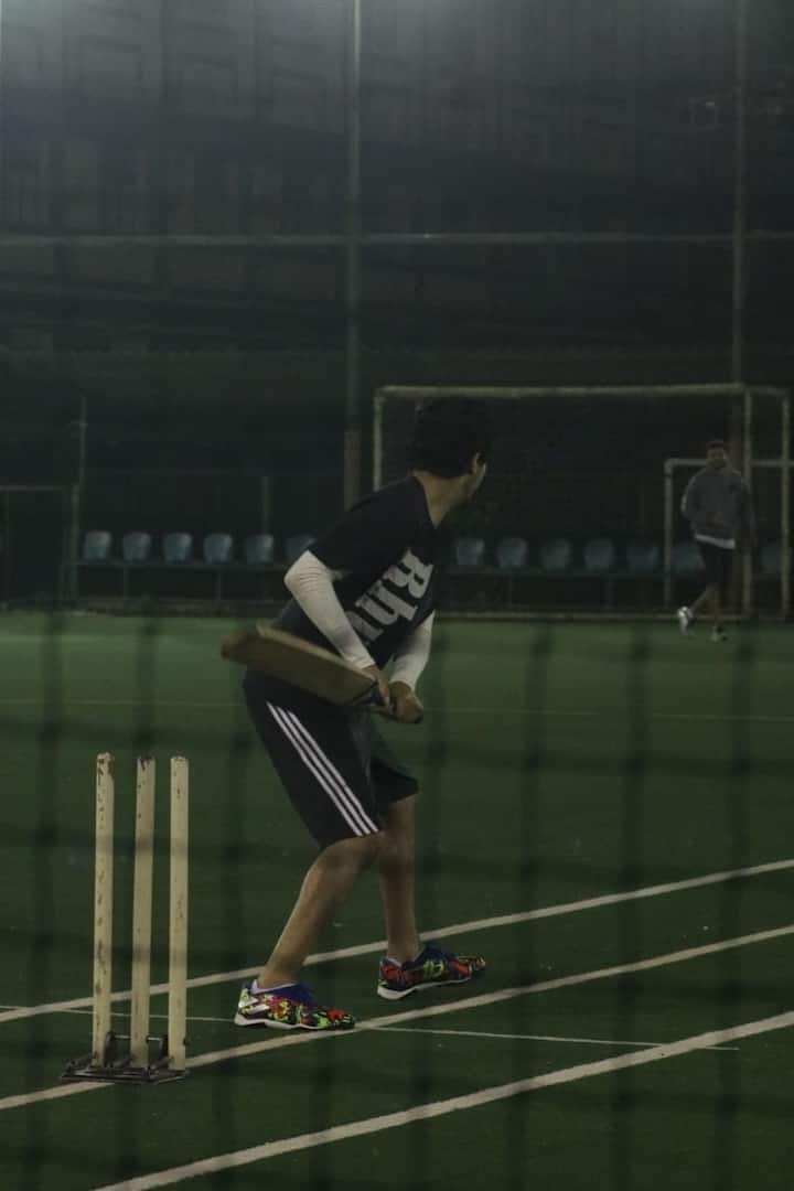 গৌরি খান এবং শাহরুখ খানের বড় ছেলে আরিয়ান। ব্যাটিংয় মন দিচ্ছেন তিনি।