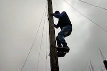 Climbing Shoes: বিদ্যুতের খুঁটিতে চোখের নিমেষে উঠে পড়লেন যুবক! সৌজন্যে অভিনব ‘ক্লাইম্বিং জুতো’