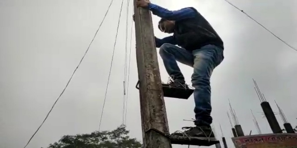 Climbing Shoes: বিদ্যুতের খুঁটিতে চোখের নিমেষে উঠে পড়লেন যুবক! সৌজন্যে অভিনব ‘ক্লাইম্বিং জুতো’