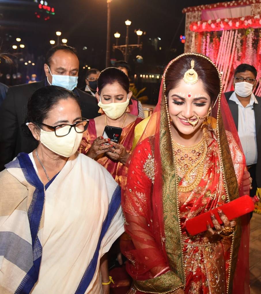 Neel-Trina Wedding: সাতপাকে বাঁধা পড়লেন নীল-তৃণা, নবদম্পতিকে আশীর্বাদ মুখ্যমন্ত্রীর