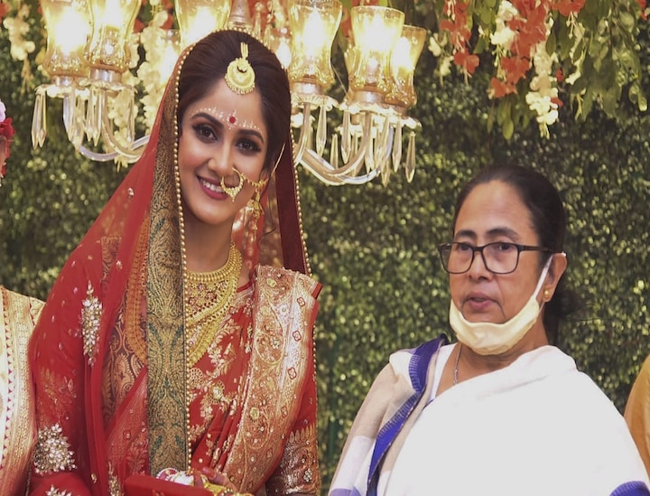 Mamata Banerjee gives blessings to newly wed couple Neel and Trina Neel-Trina Wedding: সাতপাকে বাঁধা পড়লেন নীল-তৃণা, নবদম্পতিকে আশীর্বাদ মুখ্যমন্ত্রীর