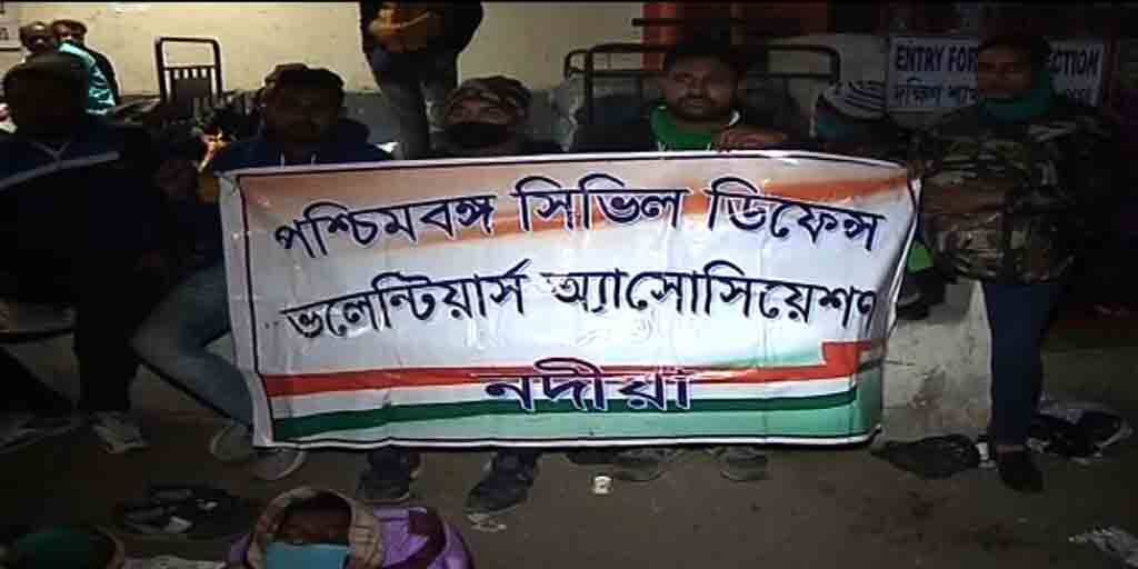 Civil defence temporary workers agitate at Sealdah for permanent job চাই স্থায়ী চাকরি, শিয়ালদহ স্টেশন চত্বরে রাতভর বিক্ষোভ বিপর্যয় মোকাবিলা দফতরের অস্থায়ী কর্মীদের  