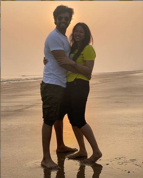 তাজপুর সমুদ্র সৈকতে তাঁকে দেখা গেল বয়ফ্রেন্ড রণজয়ের সঙ্গে। 