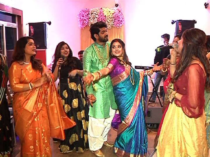 ওম মিমির বিয়ে বহুদিন ধরেই বিনোদন দুনিয়ার সেন্টার অফ অ্যাট্রাকশন। তার কারণ অবশ্যই তাঁদের বিয়ের অভিনবত্ব।