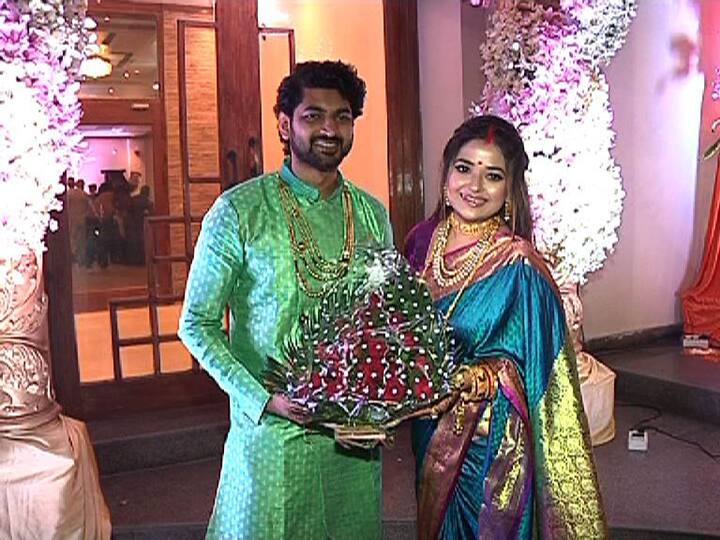 তারকা জুটির চার হাত এক করেন মহিলা পুরোহিত নন্দিনী ভৌমিক। তাঁদের বিয়েতে কন্যাদান হয়নি।