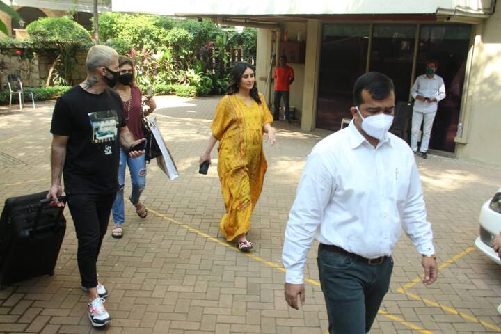 এবার বান্দ্রার রাস্তায় হলদে রঙের কাফতান পরে দেখা গেল হবু মাকে। 