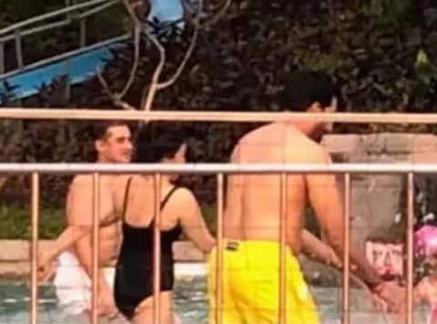 বছর কয়েক আগে ঐশ্বর্যা স্বামী অভিষেক বচ্চন ও মেয়ে আরাধ্যাকে নিয়ে বেড়াতে গিয়েছিলেন। তখন মনোকিনি পরা অবস্থায় দেখা যায় তাঁকে।