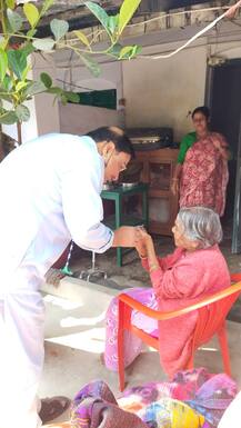 Swastha Sathi Card: বৃদ্ধাশ্রমে গিয়ে হাতে হাতে স্বাস্থ্যসাথী কার্ড পৌঁছে দিল যুব তৃণমূল