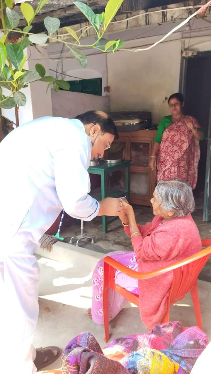 এর আগে বৃদ্ধাশ্রমের গিয়ে স্বাস্থ্যসাথী ফর্ম ফিলাপ করিয়েছিলেন ব্যারাকপুরে তৃণমূল যুব নেতা সম্রাট তপাদার। আর এবার বৃদ্ধাশ্রমে গিয়ে স্বাস্থ্য সাথী কার্ড বিলি করলেন তৃণমূল যুব নেতা সম্রাট তপাদার।