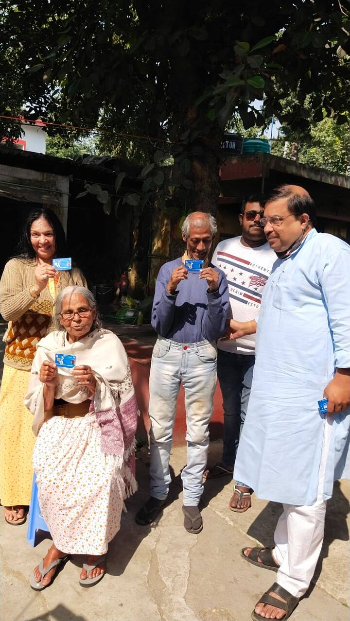 মাসখানেক আগে ব্যারাকপুরের একটি বৃদ্ধাশ্রমে স্বাস্থ্যসাথীর সঙ্গে সঙ্গে দুয়ারে সরকার কর্মসূচি নিয়ে গিয়েছিলেন ওই যুব তৃণমূল নেতা । সেই সময় আশ্রমের আবাসিকদের দিয়ে স্বাস্থ্যসাথীর আবেদন করান। 
