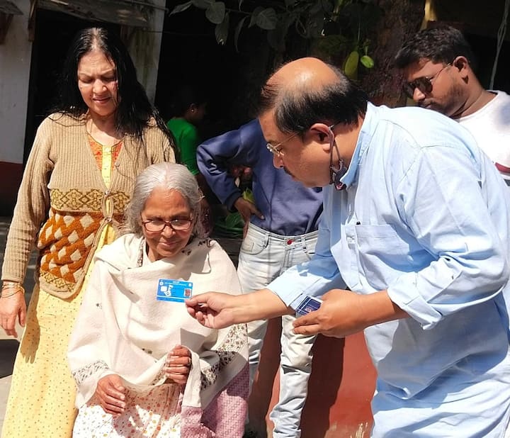 এবার সরাসরি তাদের হাতে স্বাস্থ্য সাথীর কার্ড তুলে দিলেন যুব তৃণমূল নেতা । আশ্রমের ১৫৩ জন আবাসিকদের হাতেই এদিন স্বাস্থ্য সাথী কার্ড তুলে দেওয়া হয়।