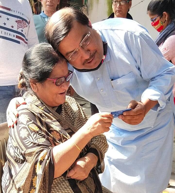 রাজ্য তৃণমূল যুব কংগ্রেসের সাধারণ সম্পাদক সম্রাট জানান, মুখ্যমন্ত্রীর এই স্বপ্নের প্রকল্প থেকে কেউ যাতে বাদ না যায় তার জন্যই এই উদ্যোগ। মুখ্যমন্ত্রীর দুয়ারে সরকার কর্মসূচিতে অসহায় বৃদ্ধ বৃদ্ধাদের হাতে স্বাস্থ্যসাথী কার্ড পৌঁছে দিতেই তিনি এই প্রকল্পে সামিল হয়েছেন। তবে রাজনীতি এটা নিয়ে হতেই পারে তা মানতে নারাজ যুব তৃণমূল নেতা।